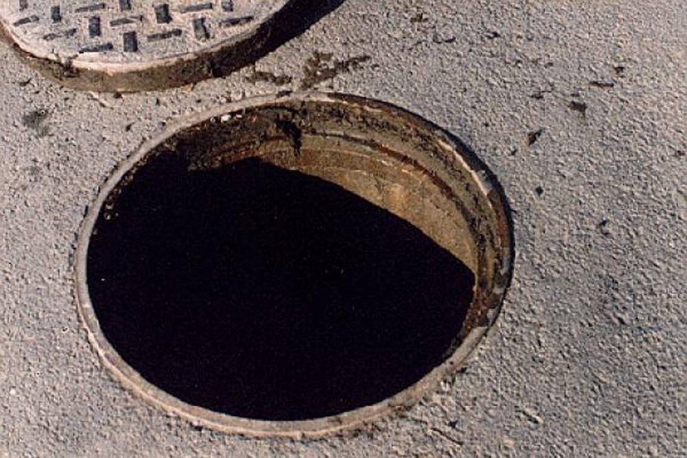 Рабочий погиб от отравления метанолом в канализационном колодце в Шортанды