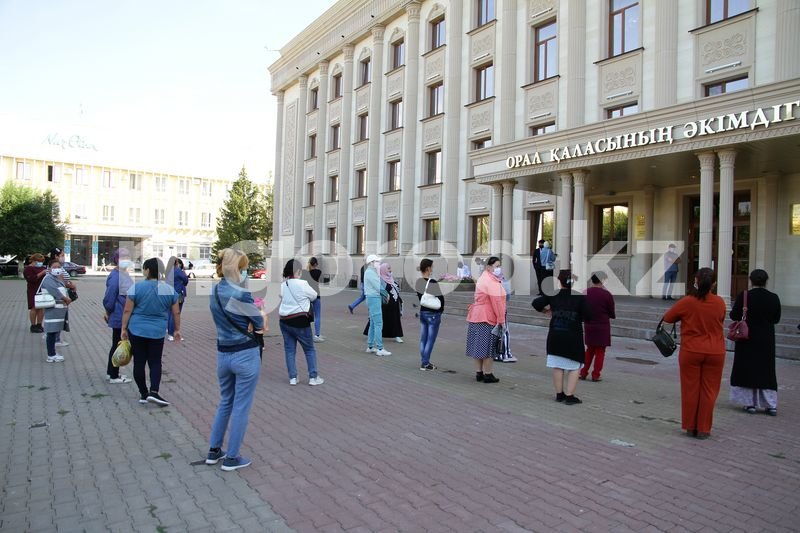 Многодетные матери собрались у здания акимата в Уральске 