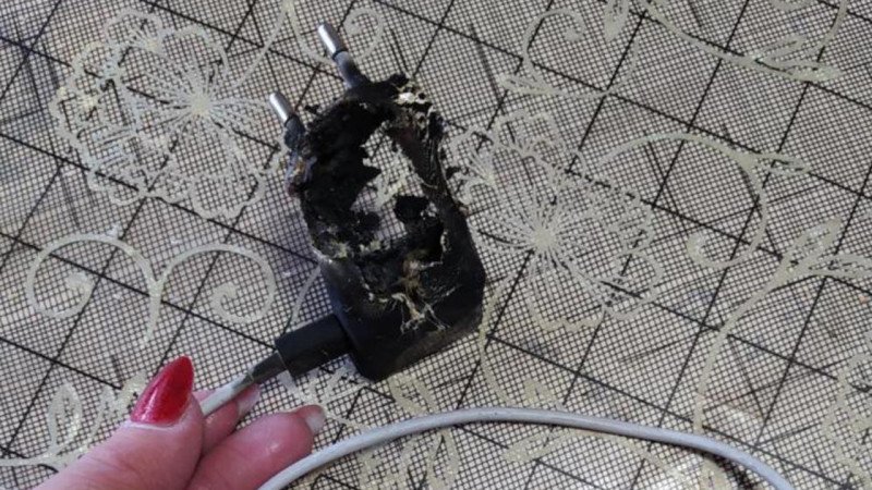 Зарядка от телефона взорвалась у жительницы Алматинской области