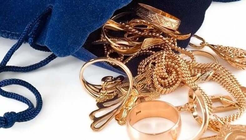 Незнакомка напросилась на ночлег и украла золотые украшения на 336 тысяч тенге у жительницы Караганды