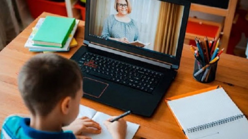 Школьные компьютеры временно отдадут ученикам в Казахстане