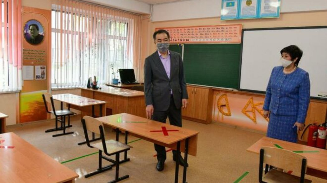 Информацию об учителях-студентах прокомментировал аким Алматы