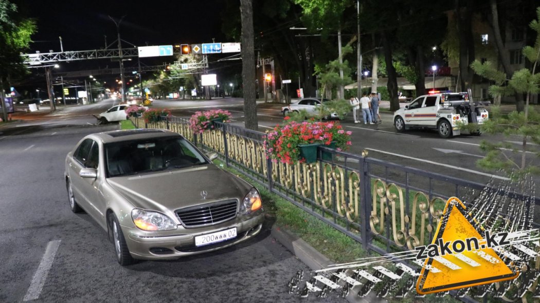 Пьяный водитель стал виновником массового ДТП в Алматы