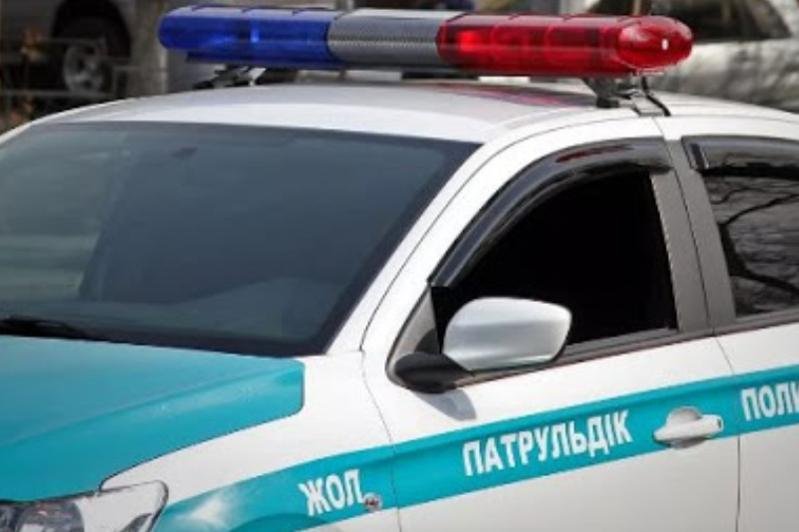 Нарушитель протащил полицейского на капоте машины в Туркестанской области