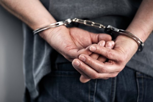 23-летний житель Уральска задержан за развращение несовершеннолетней