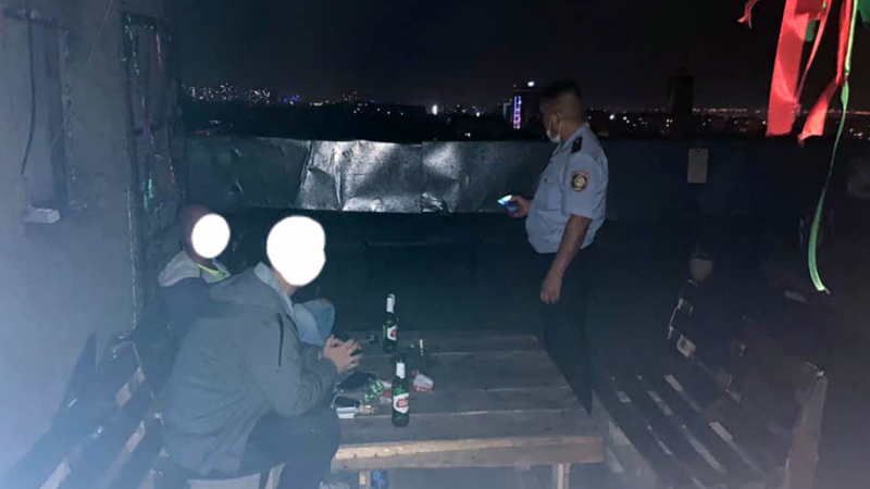 Алматинцев наказали за дискотеку на крыше многоэтажного дома