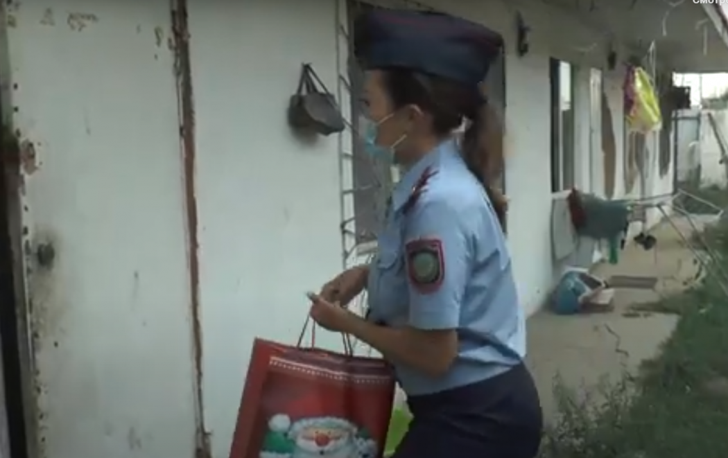 Полицей әйел жалғызбасты әкеге үш баланы тәрбиелеуге көмектесіп жүр(ВИДЕО)