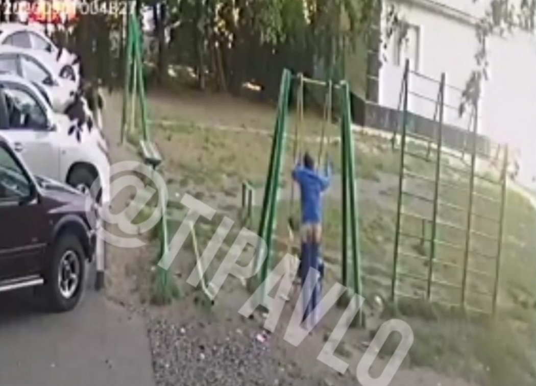 Мужчину, качавшегося на детских качелях со спущенными штанами, ищут в Павлодаре