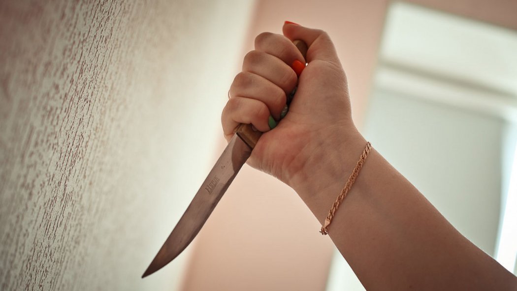Девушка порезала ножом посетительницу кафе в Алматы