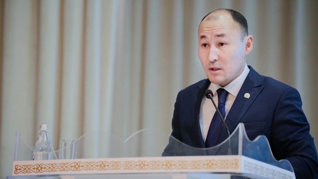 Аким района в Атырауской области подал в отставку по вине своего зама