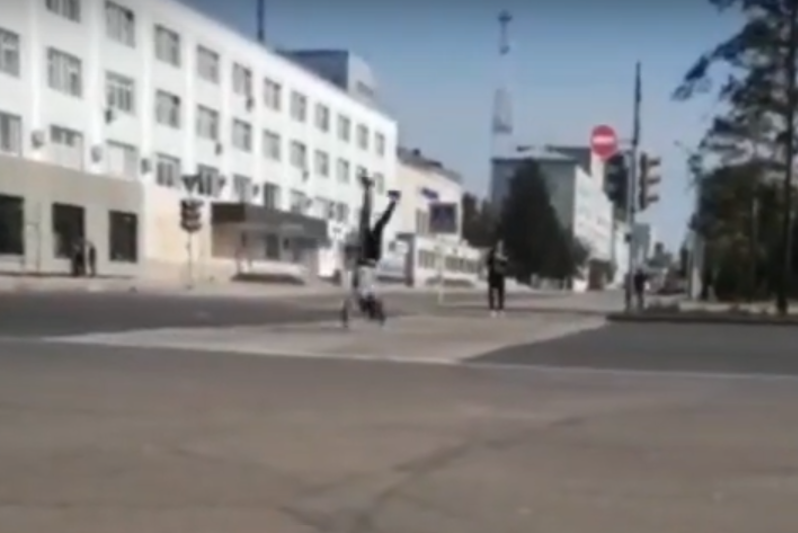 Парня, делающего сальто на пешеходном переходе, сняли на видео в Павлодаре 