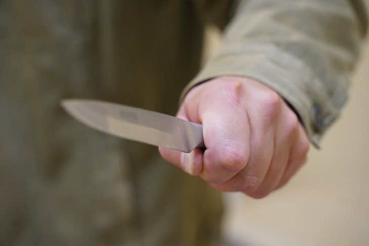 Житель Уральска пырнул ножом в живот женщину