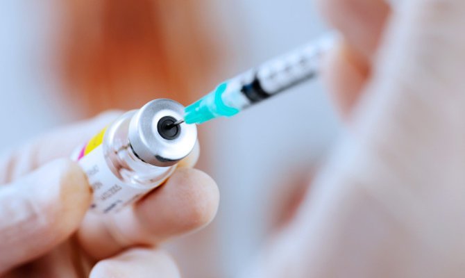 Переболевших COVID-19 просят отложить прививку от гриппа