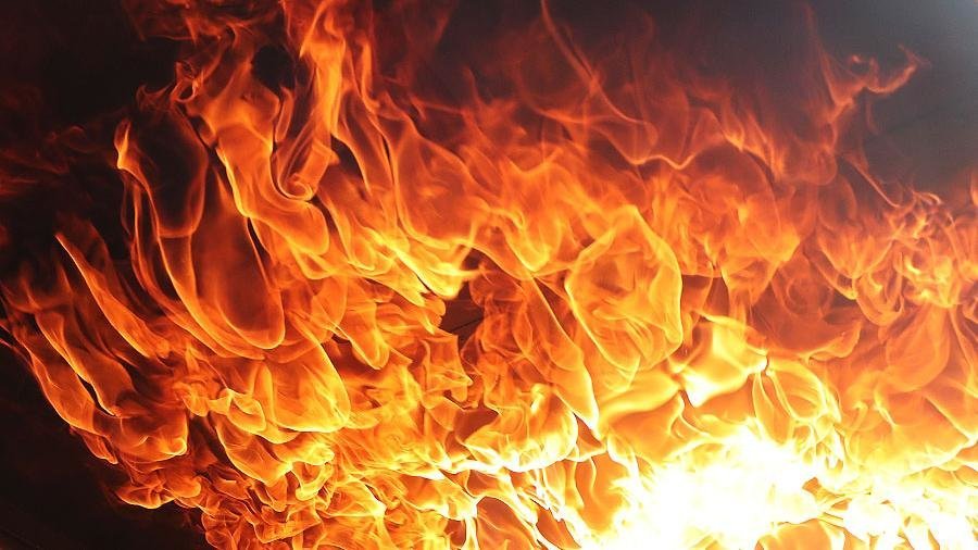 Пожар охватил 10 дачных участков в ВКО