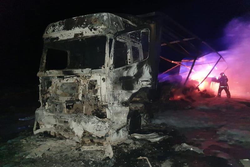 Фура из Турции сгорела на трассе в Атырауской области