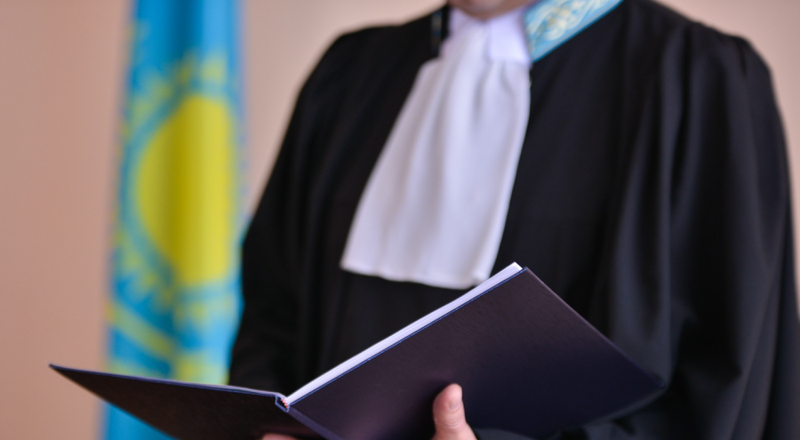 Двух казахстанских судей подозревают в получении взятки