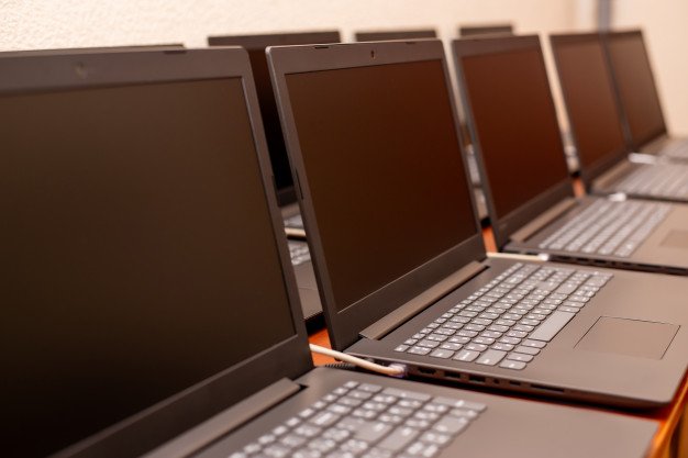 Глава районного отдела образования ЗКО похитил 6,5 млн тенге при покупке ноутбуков