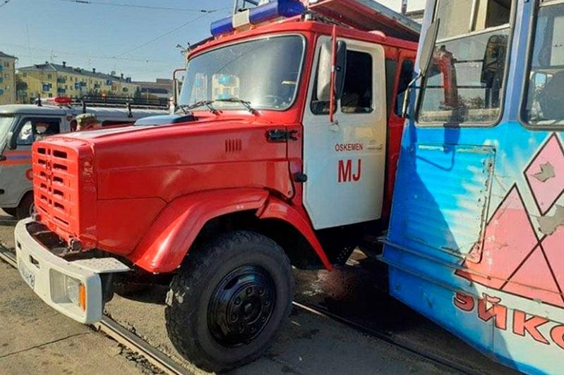 Пожарная машина столкнулась с трамваем в Усть-Каменогорске 
