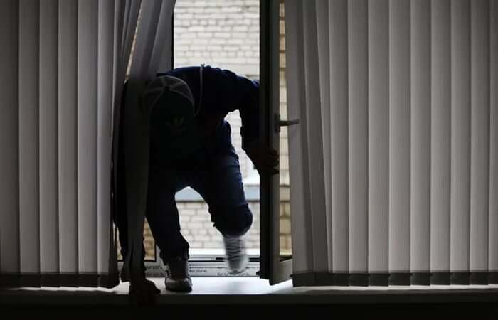 Грабитель через балкон проник в квартиру и напал на спящего хозяина в Шахтинске