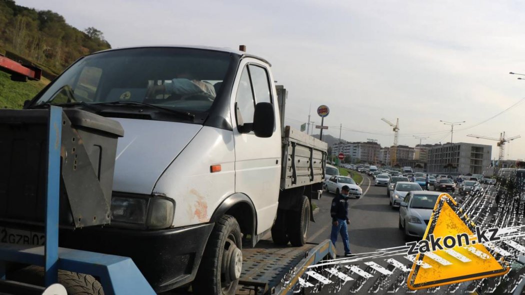 Мужчину, перебежавшего дорогу в неположенном месте, сбили насмерть в Алматы