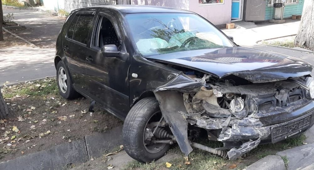 Водитель пострадал в результате лобового столкновения авто в Алматы 