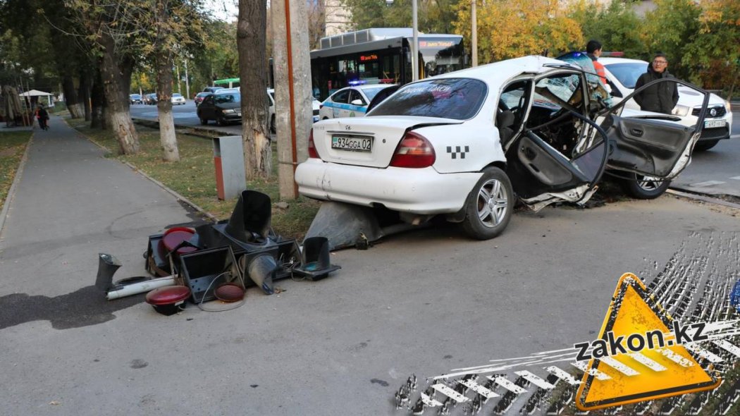 Три человека пострадали в результате ДТП в Алматы