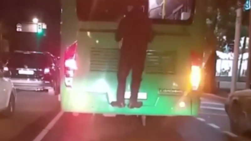 Желіде автобустың артына мініп алған ер адамның видеосы тарады