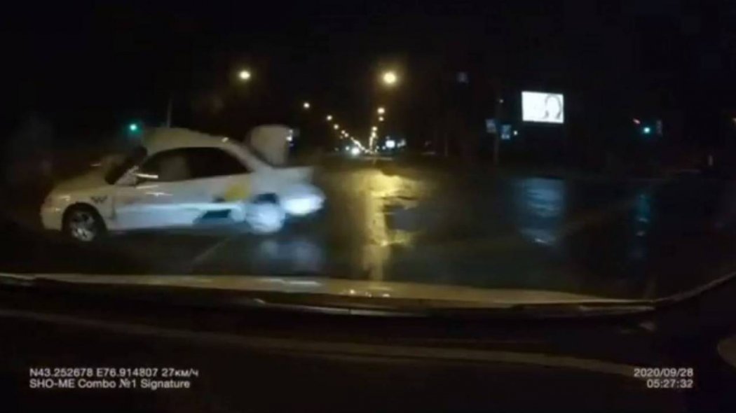Желіде Алматыдағы жойқын жол апатының видеосы пайда болды
