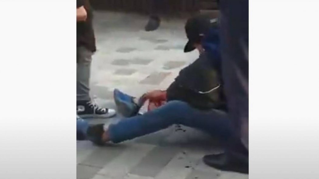 В Алматы мужчина порезал себе вены прямо на улице