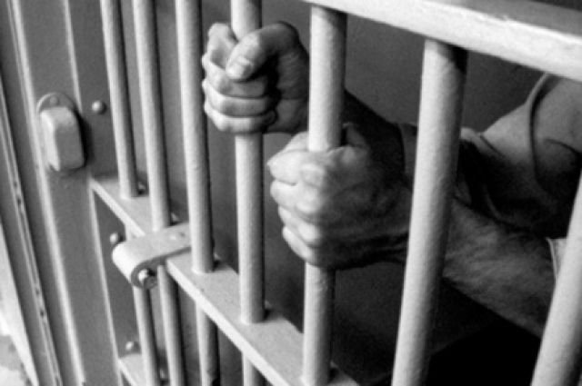 Осужденные пытались дать взятку сотруднику тюрьмы в Караганде 