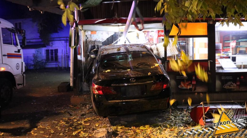 Автомобиль врезался в чайхану в Алматы