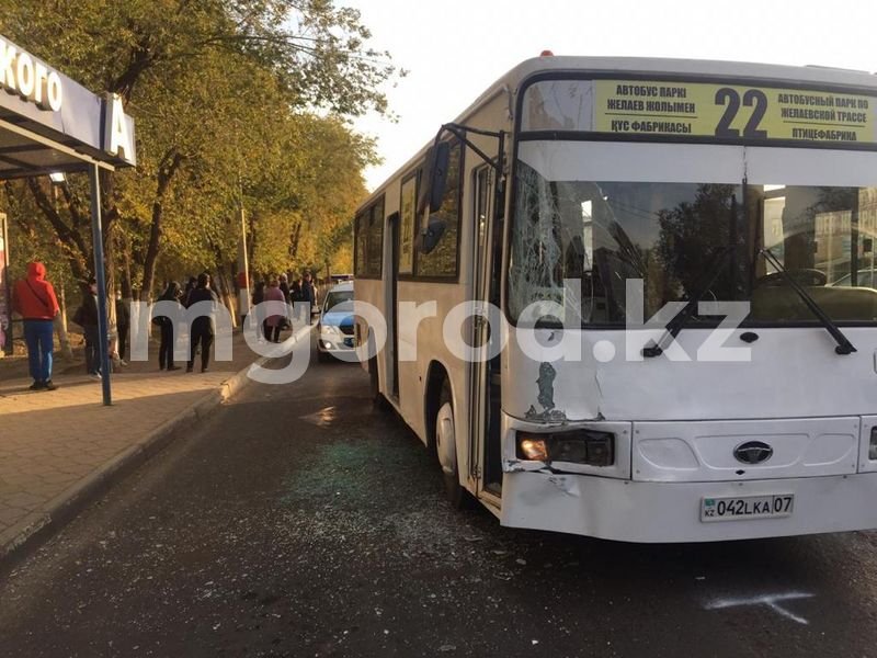 Два пассажирских автобуса столкнулись в Уральске