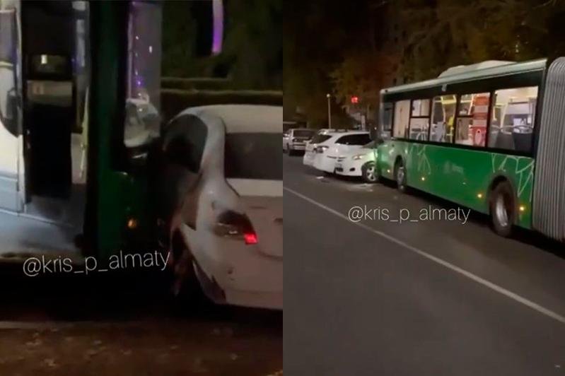 Пассажирский автобус врезался в припаркованные машины в Алматы 