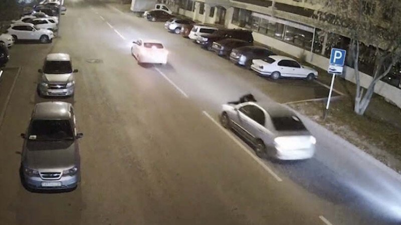 Мужчина прокатил бывшую жену на капоте автомобиля в Нур-Султане