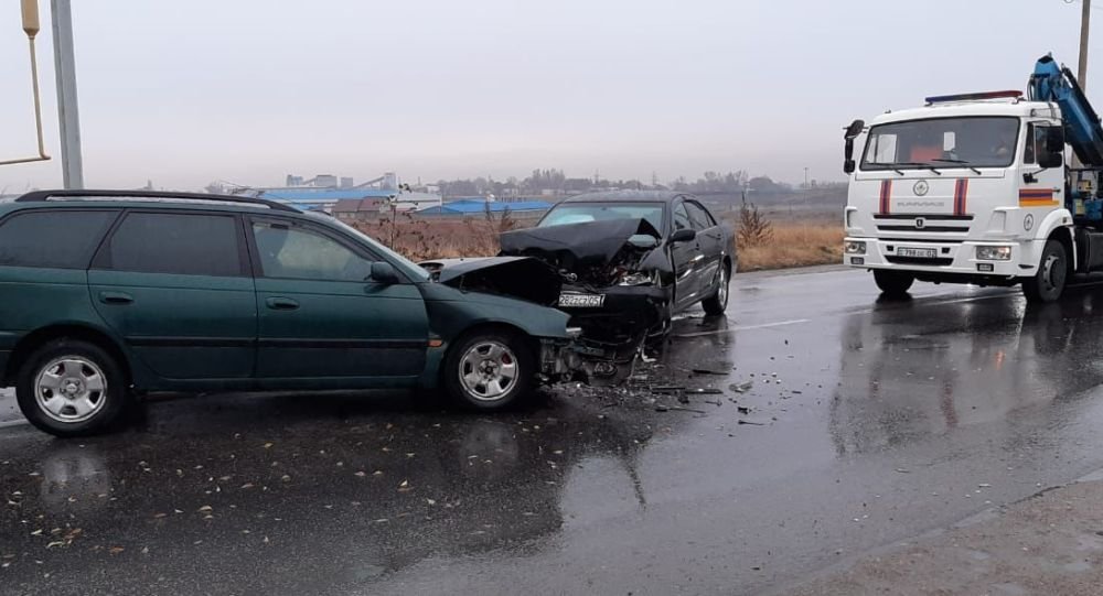 Два пассажира госпитализированы после аварии в Алматы