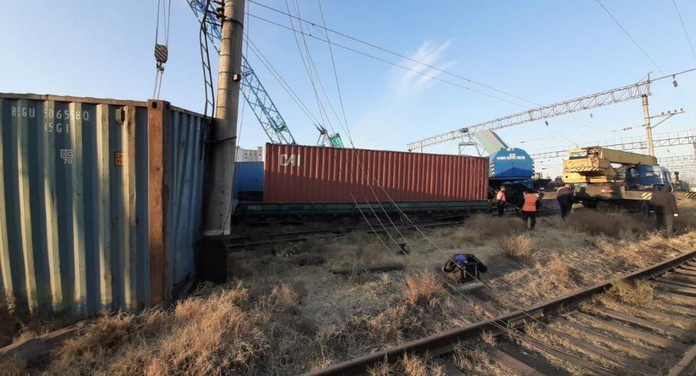 Сход вагонов в Шымкенте: движение каких пассажирских поездов приостановлено