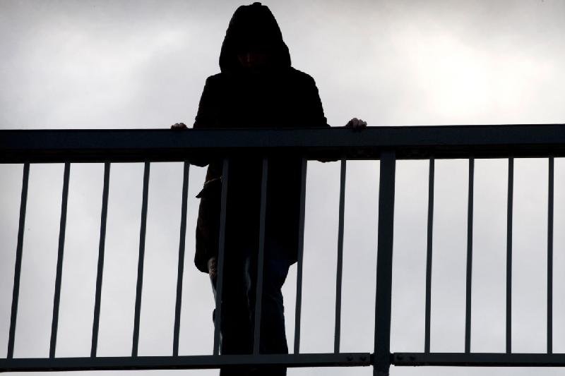 Женщина спрыгнула с моста в реку в Уральске