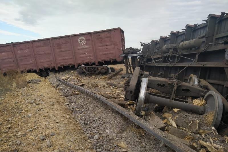 Қарағанды облысында көмір тиелген 8 вагон жолдан шығып, екеуі аударылды 