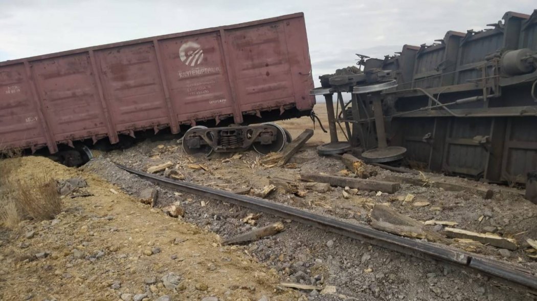 8 вагонов с углем сошли с рельсов в Карагандинской области