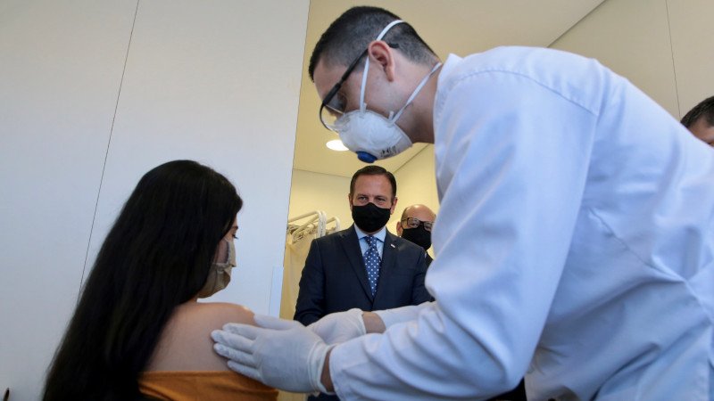 Иммунолог кімдерге коронавирусқа қарсы вакцина салдыруға асығуға болмайтынын айтты