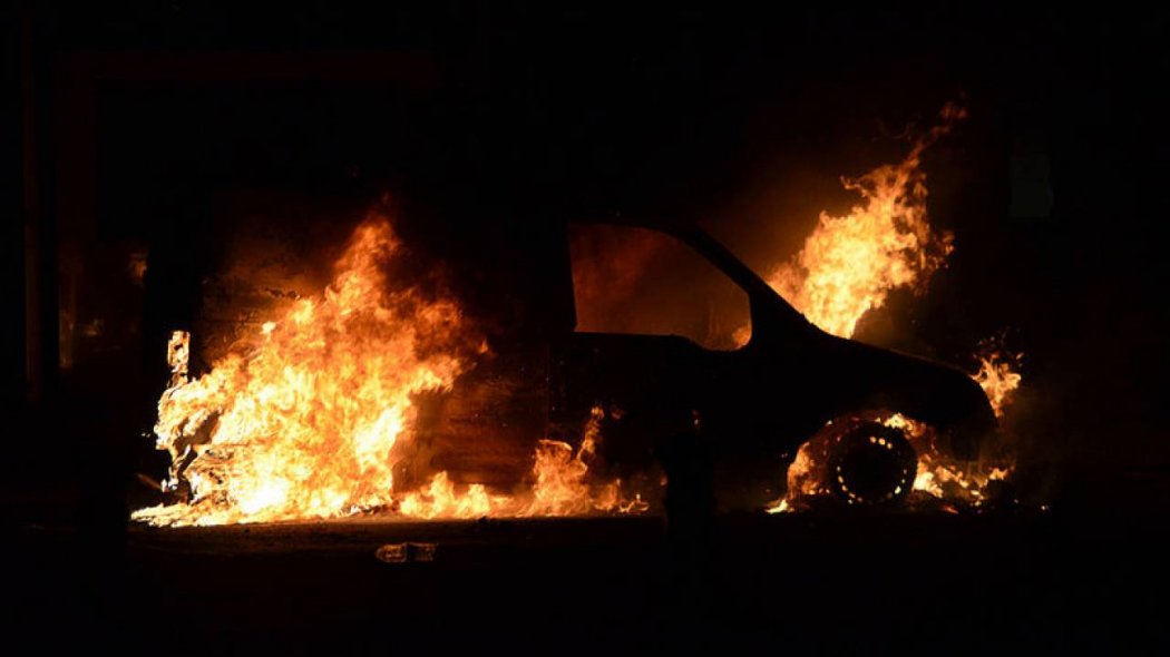 Мужчину вытащили из горящего автомобиля в Павлодарской области (ВИДЕО)