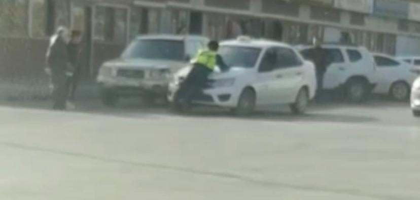 Житель Кызылорды прокатил полицейского на капоте своего авто (ВИДЕО)