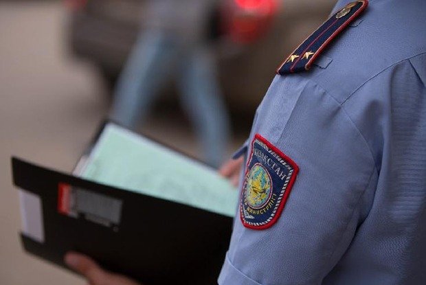 Полицейский избил пассажира в аэропорту Алматы 