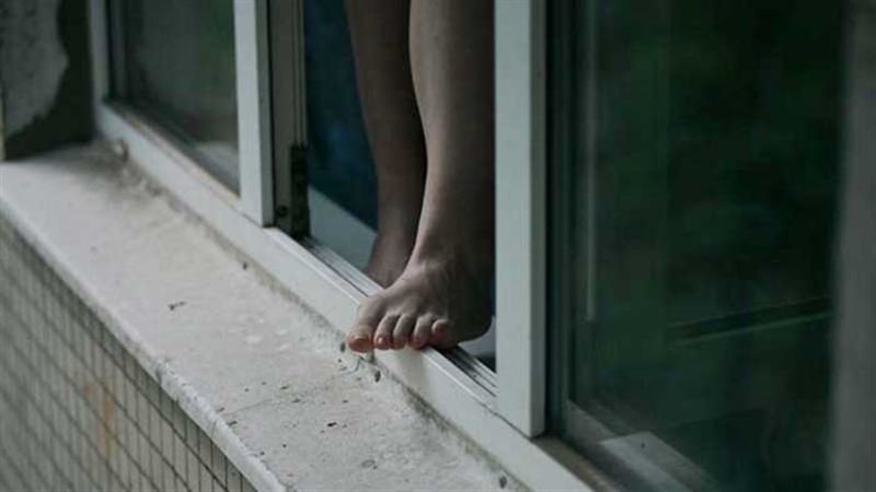 Девушка выпрыгнула из окна в Шымкенте 