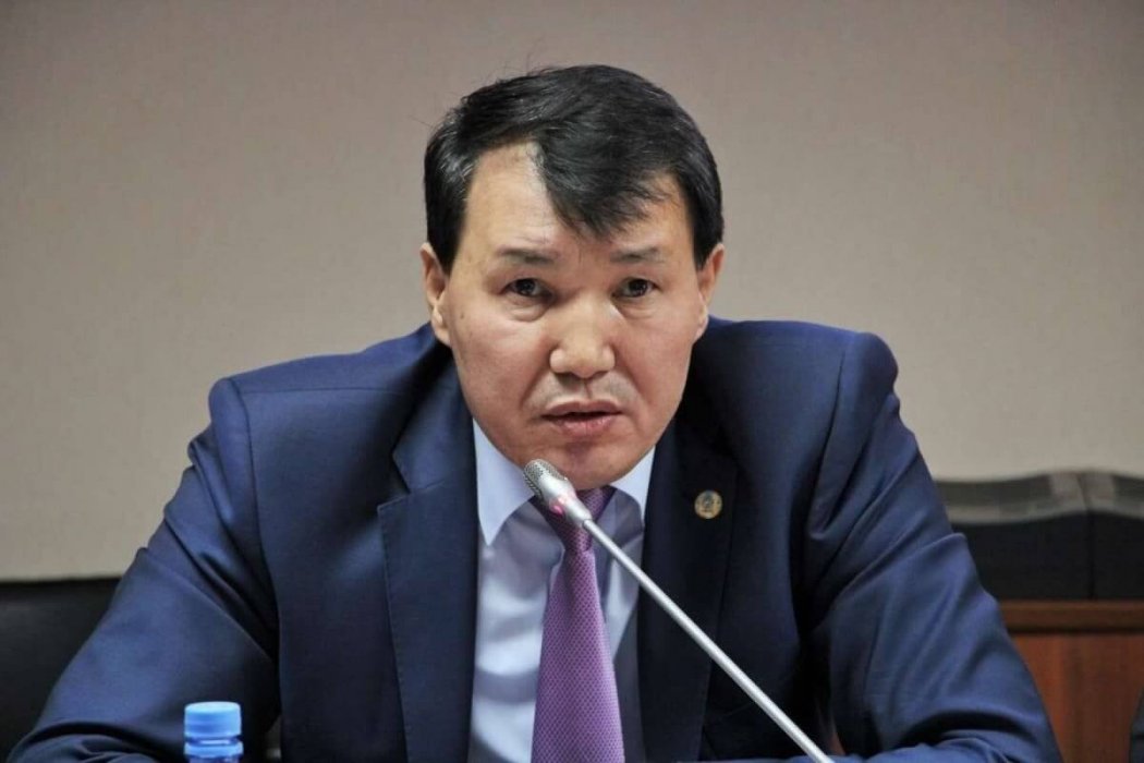 Приравнять коррупцию к измене Родине предложил А.Шпекбаев