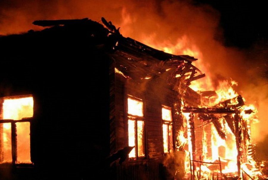 Три человека скончались при пожаре в Талгаре