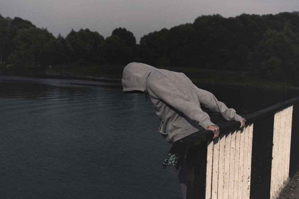 27-летний житель Нур-Султана пытался спрыгнуть с моста из-за неразделенной любви