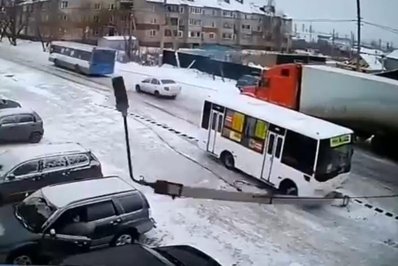 Пассажирский автобус врезался в столб в Петропавловске 