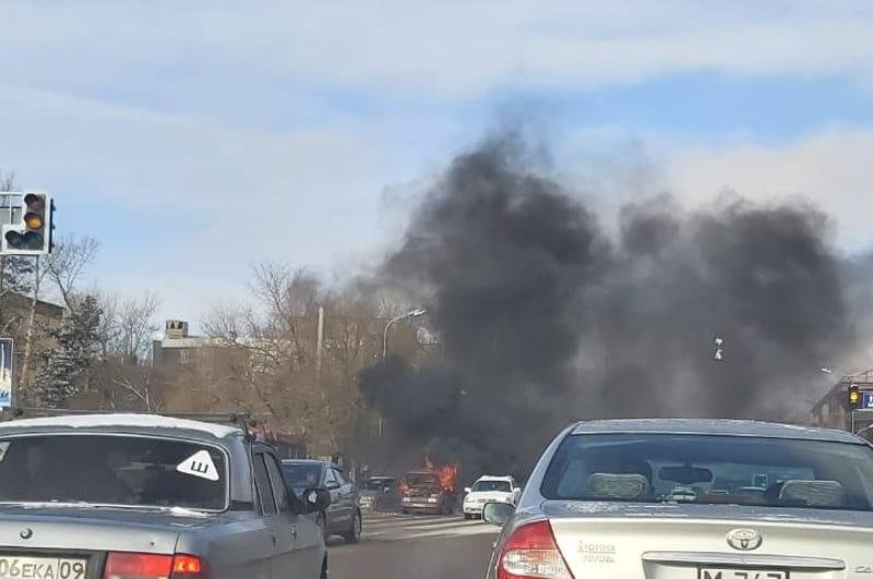 Легковое авто сгорело в центре Караганды