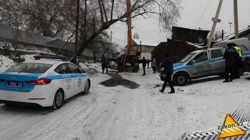Водителя насмерть придавило погрузчиком в Алматы